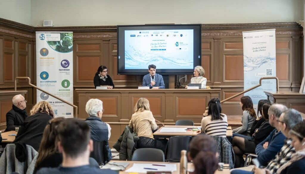 Atelier du 9 mars sur la sobriété hydrique dans les Alpes-Maritimes : Domitille Couget (Éa Écoentreprises), le maire de Grasse Jérôme Viaud et Isabelle La-Jeunesse (coordinatrice de la chaire) interviennent lors d’une table ronde devant les participants, dans une salle de conférence.