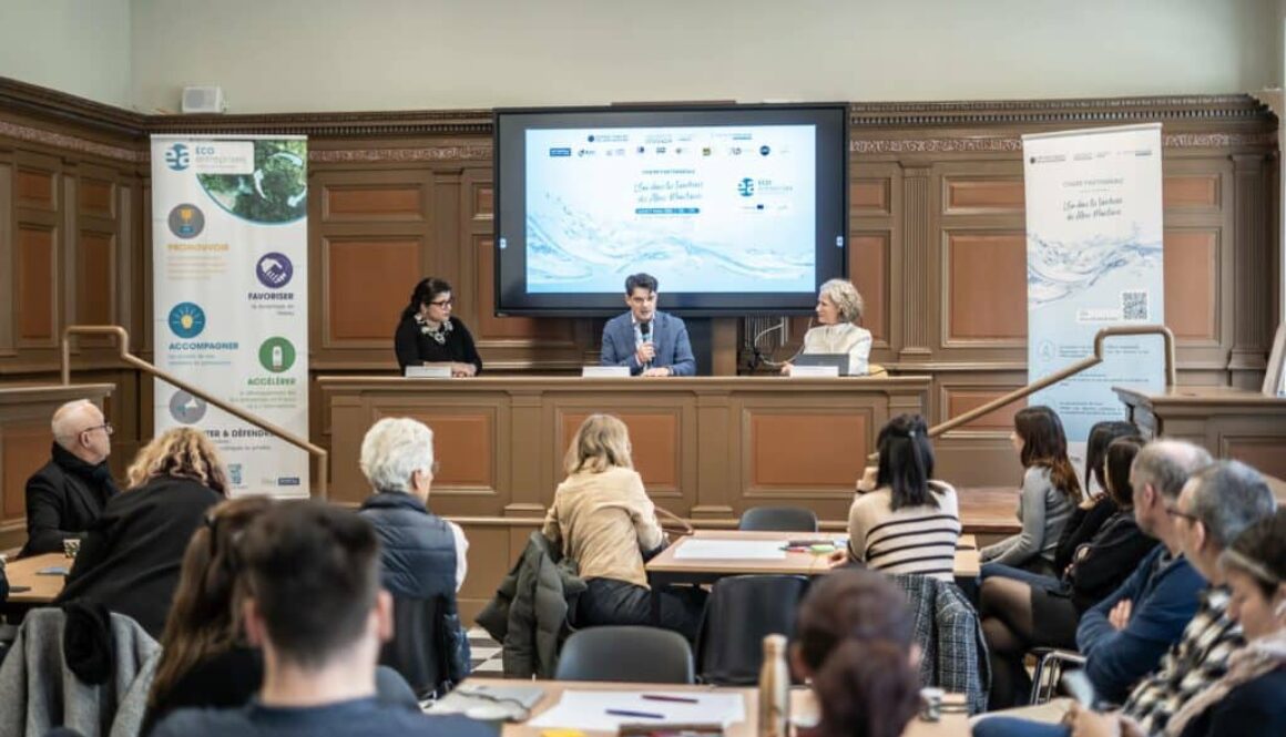 Atelier du 9 mars sur la sobriété hydrique dans les Alpes-Maritimes : Domitille Couget (Éa Écoentreprises), le maire de Grasse Jérôme Viaud et Isabelle La-Jeunesse (coordinatrice de la chaire) interviennent lors d’une table ronde devant les participants, dans une salle de conférence.