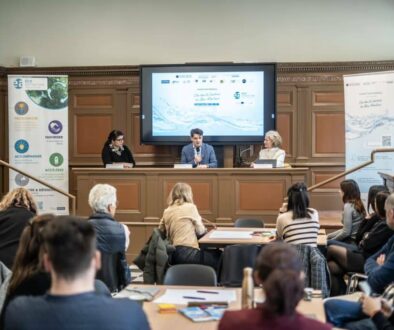 Atelier du 9 mars sur la sobriété hydrique dans les Alpes-Maritimes : Domitille Couget (Éa Écoentreprises), le maire de Grasse Jérôme Viaud et Isabelle La-Jeunesse (coordinatrice de la chaire) interviennent lors d’une table ronde devant les participants, dans une salle de conférence.