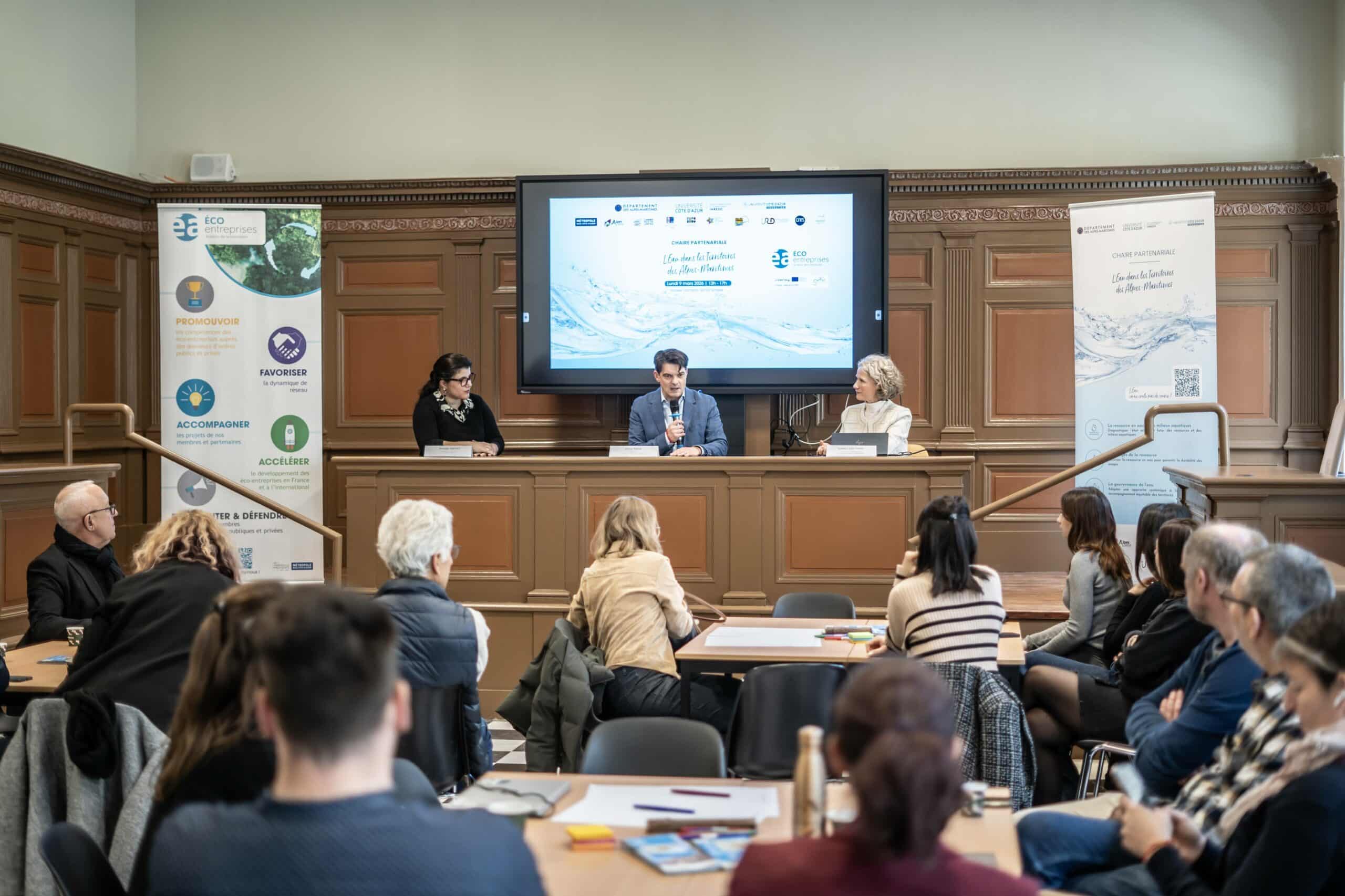 Atelier du 9 mars sur la sobriété hydrique dans les Alpes-Maritimes : Domitille Couget (Éa Écoentreprises), le maire de Grasse Jérôme Viaud et Isabelle La-Jeunesse (coordinatrice de la chaire) interviennent lors d’une table ronde devant les participants, dans une salle de conférence.