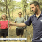 Maurin Vidal présente une sonde de mesure de l’humidité des sols sur un site boisé, devant trois personnes. Capture du reportage de France 3 Côte d’Azur intitulé « Une sonde pour mesurer la sécheresse ».